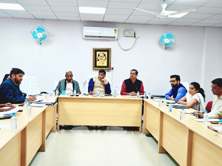 17 फरवरी को हुई बैठक में ठाकुर जी को जग मोहन में बैठाकर कर दर्शन कराने का निर्णय लिया गया था