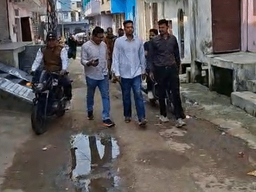 पुलिस के पकड़ने पर आमेरा ने हाथ जोड़कर कहा- मुझे वीडियो के बारे में कोई जानकारी नहीं है।