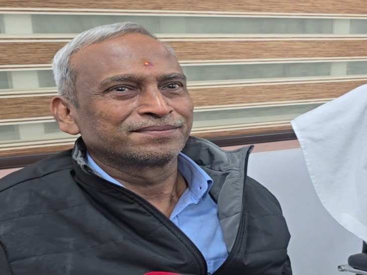 कमेटी के सदस्य एवं रिटायर्ड जिला न्यायाधीश मुकेश मिश्रा ने कहा कमेटी के संज्ञान में यह भी आया है कि बुधवार को लोगों ने जगमोहन में खड़े होकर नारेबाजी की जिससे अव्यवस्था फैली