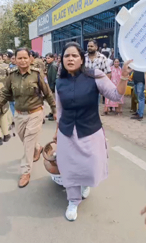 कांग्रेस नेत्रियां बैरिकेड पर चढ़ गईं।