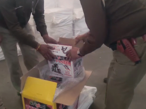 17 फरवरी को पुलिस ने फैक्ट्री और गोदाम से बड़ी मात्रा में अवैध पटाखे जब्त किए थे।