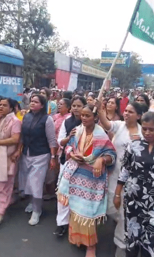 कांग्रेस नेत्रियों ने रैली भी निकाली।
