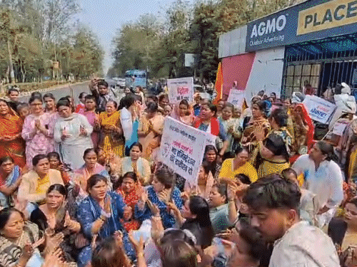 पुलिस ने रोका तो कांग्रेस नेत्रियां सड़क पर बैठ गईं।