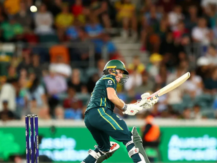 बेथ मूनी ने 46 रन बनाए। उन्होंने वॉल के साथ मिलकर 128 रन की पार्टनरशिप की।