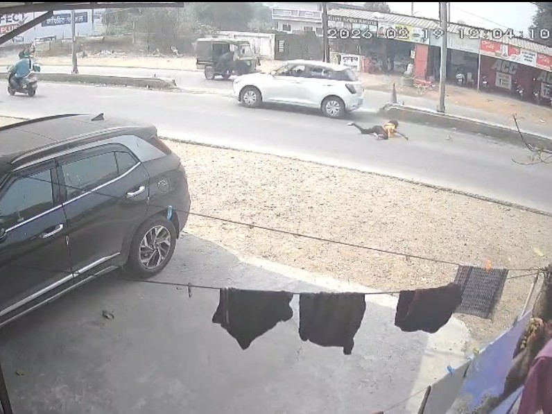 Girl Hit By Car in Madhya Pradesh; Speeding Driver Flees | Narmadapuram
