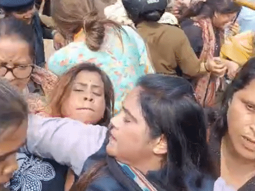 इस दौरान पुलिस और महिला कार्यकर्ताओं के बीच झड़प भी हो गई।