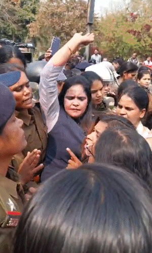 कांग्रेस नेत्रियों ने ठेले पर स्कूटर रखकर प्रदर्शन किया।