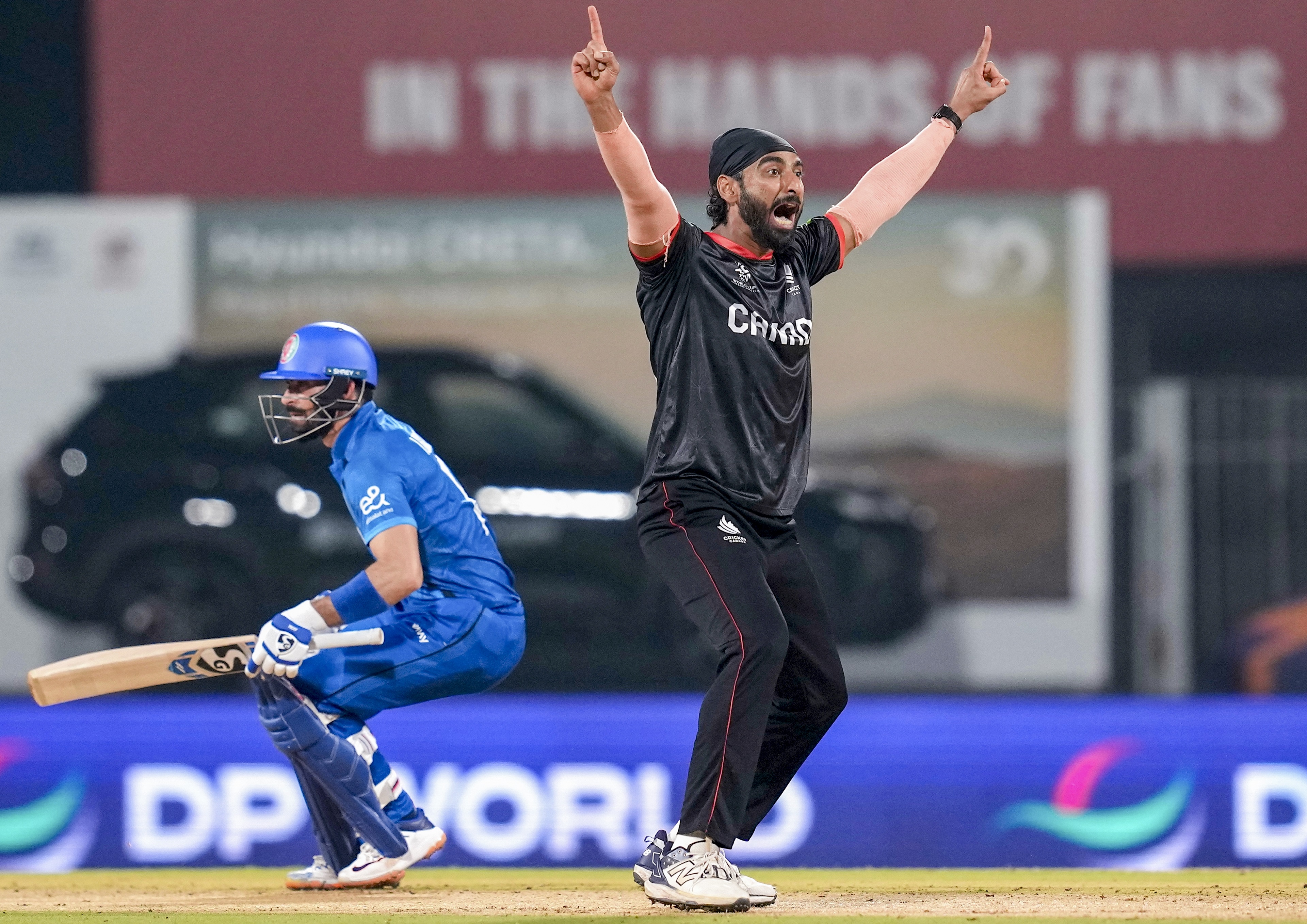 जसकरन सिंह ने छठे ओवर में 2 विकेट झटके।