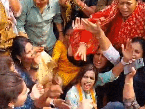 इससे गुस्साई महिला कार्यकर्ता सड़क पर बैठकर नारेबाजी करने लगीं।