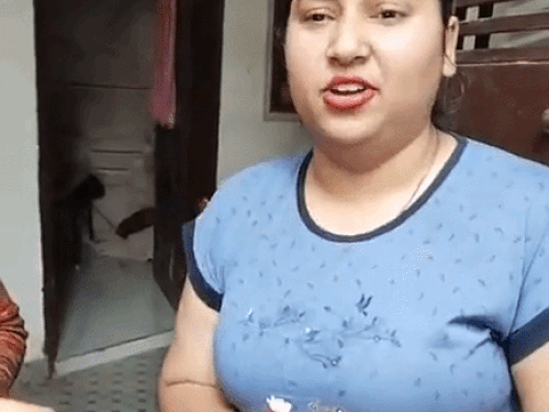 जालंधर के बस्ती एरिया में पति को लड़की के साथ पकड़ने के बाद हंगामा करती पत्नी। - Dainik Bhaskar