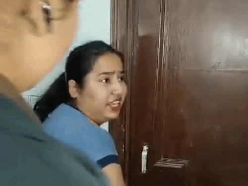 पुलिस के पहुंचने पर कमरे का ताला खोलती पत्नी।