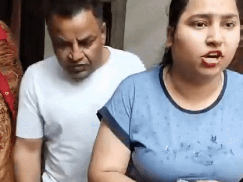 हंगामे के दौरान पति पर पिटाई करने के आरोप लगाती पत्नी।