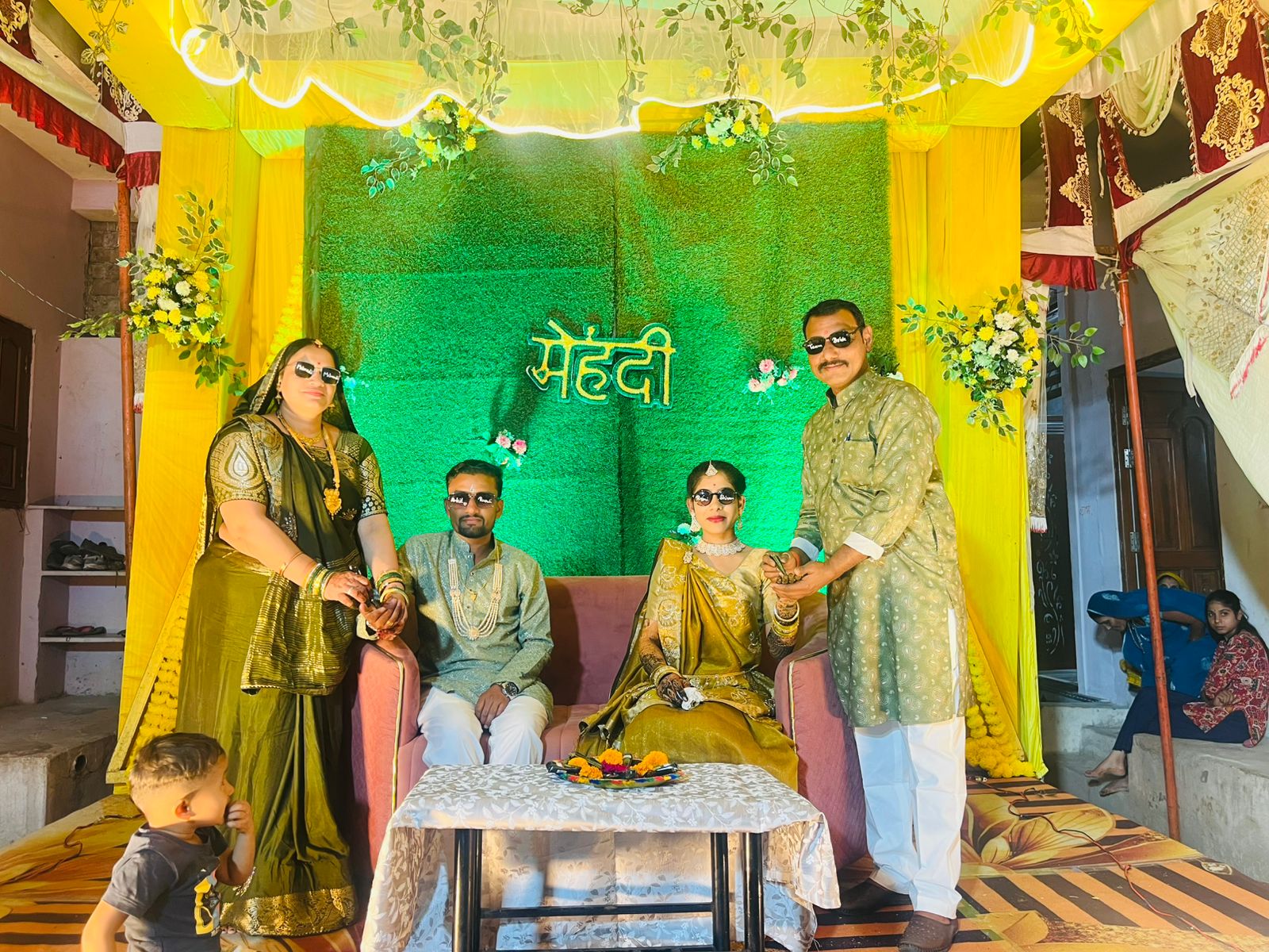 तस्वीर शादी के मेहंदी के कार्यक्रम की है, जो घटना से कुछ देर पहले खिंचवाई थी।