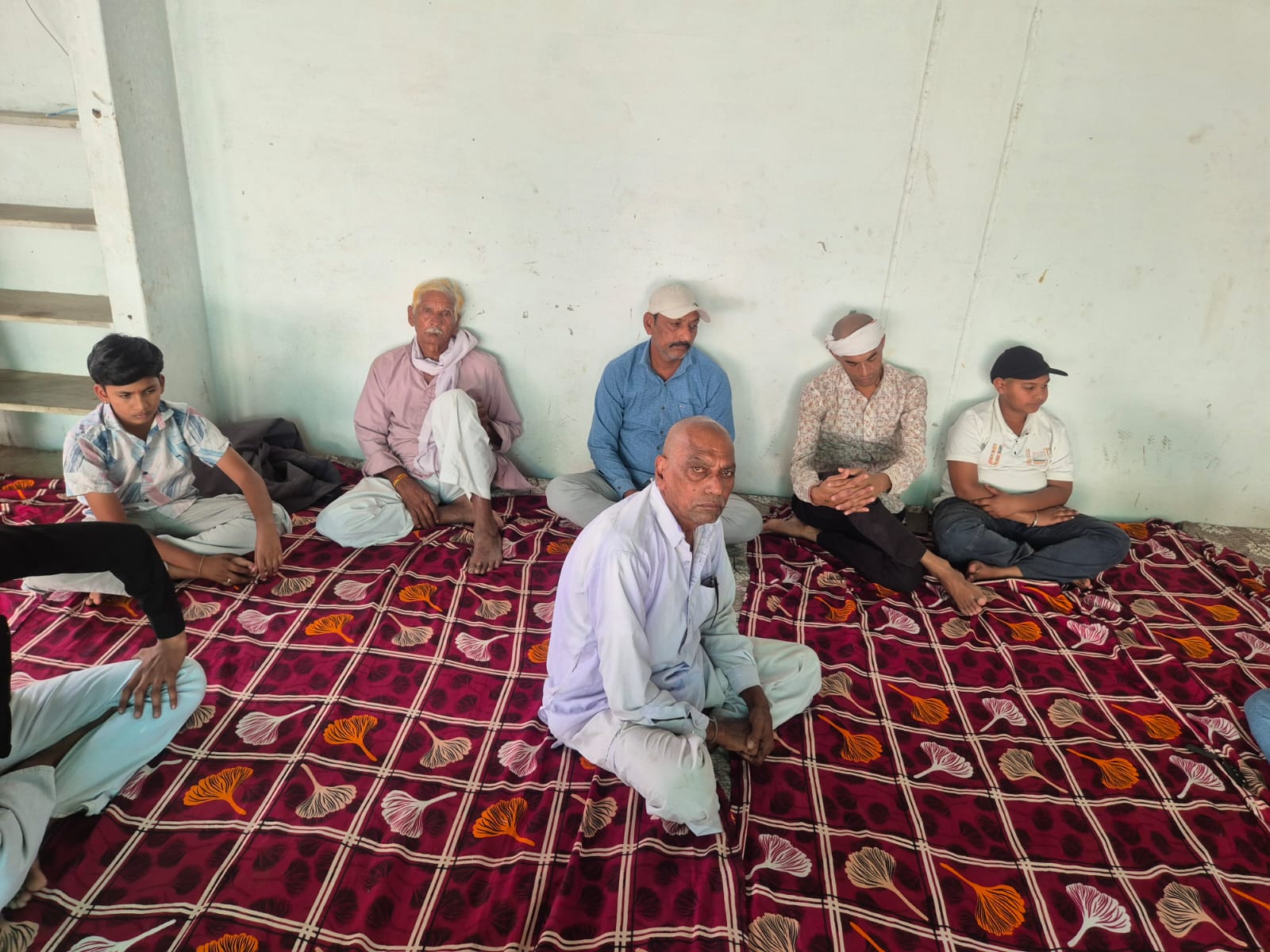 घनश्याम के पिता तुकाराम यादव (सफेद शर्ट पहने) को विश्वास ही नहीं हो रहा कि बेटा नहीं रहा।