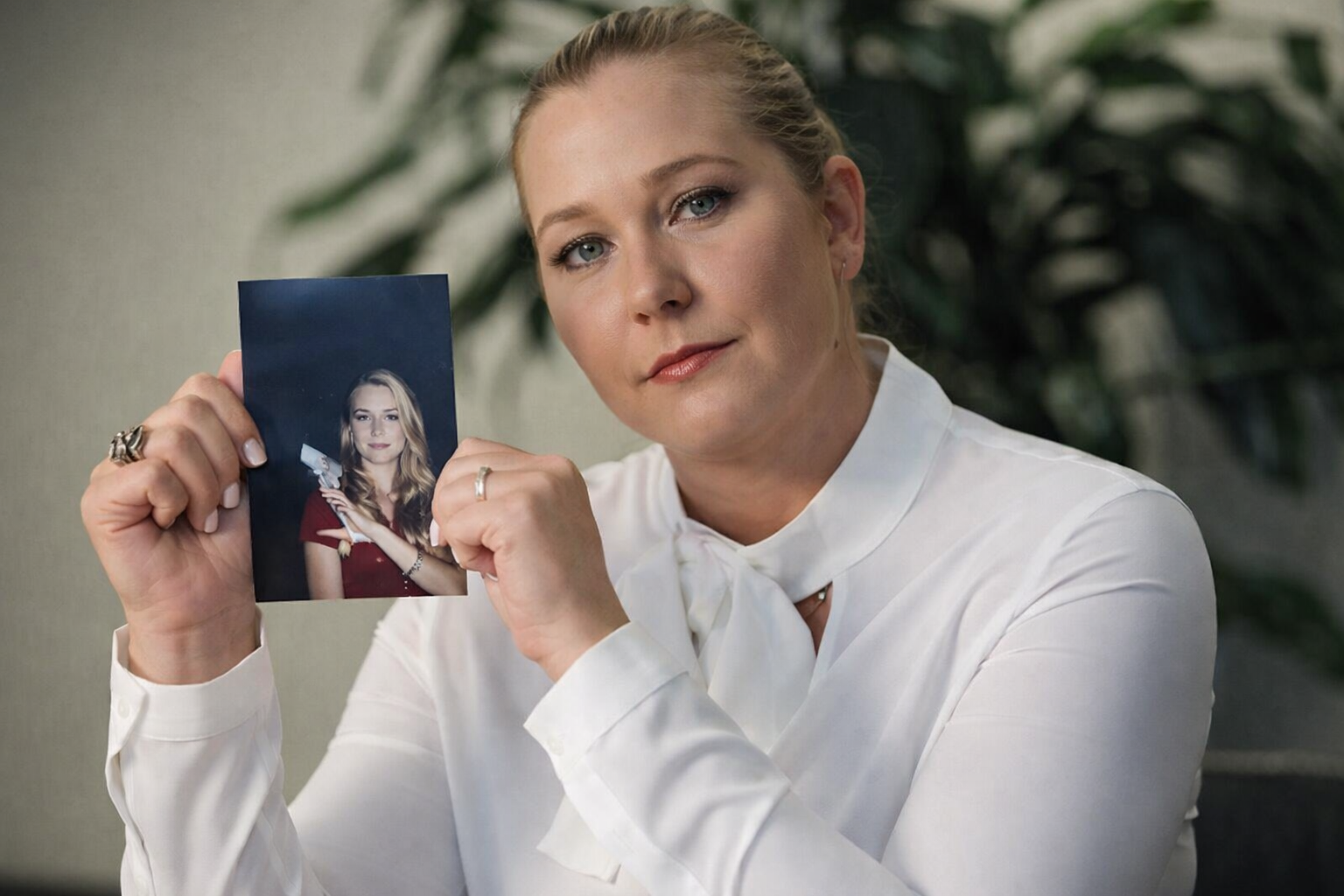 वर्जीनिया गिफ्रे अपने युवा के दिनों की तस्वीर के साथ। अप्रैल 2025 में गिफ्रे की मौत हो गई थी।