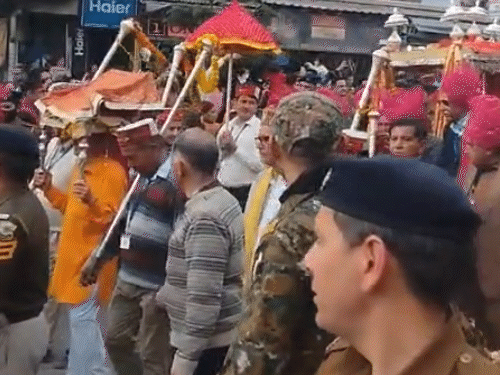 मंडी शिवरात्रि में जलेब के दौरान पड्डल मैदान की तरफ बढ़ते हुए देवी देवता।