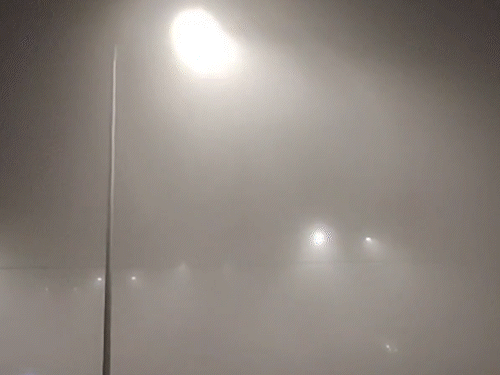 राजस्थान के कोटपुतली में बारिश और कोहरे के कारण हाईवे पर यातायात धीमा हो गया।