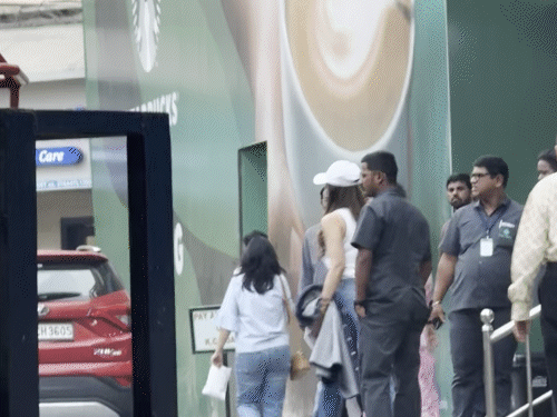 एक्ट्रेस शिल्पा शेट्टी गुरुवार को अपनी मां सुनंदा शेट्टी के साथ अस्पताल पहुंचीं।