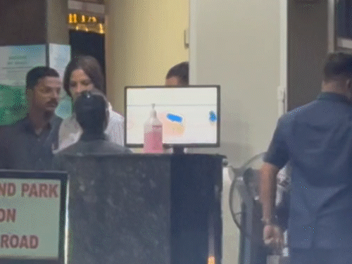 आमिर खान और गौरी स्प्रैट को गुरुवार को अस्पताल के बाहर स्पॉट किया गया।