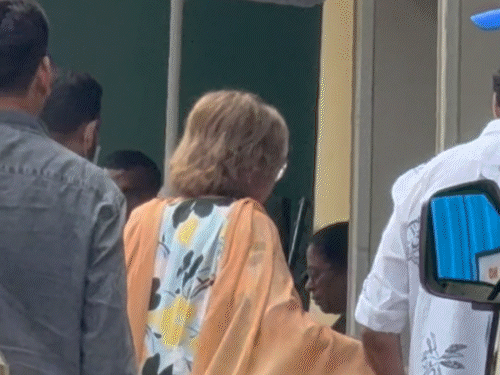 सलीम खान को देखने गुरुवार को पत्नी हेलन लीलावती अस्पताल पहुंची थीं।