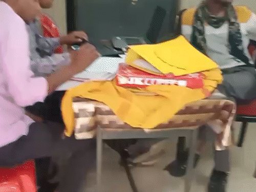 ACB की 15 सदस्यीय टीम कार्रवाई के लिए पहुंची थी।