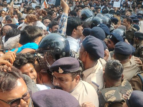 पुलिस और कांग्रेस कार्यकर्ताओं के बीच जमकर झड़प और झूमझटकी हुई।