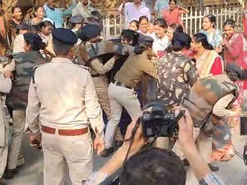 महिला पुलिस और महिला कार्यकर्ताओं के बीच भी झूमझटकी की स्थिति बन गई।