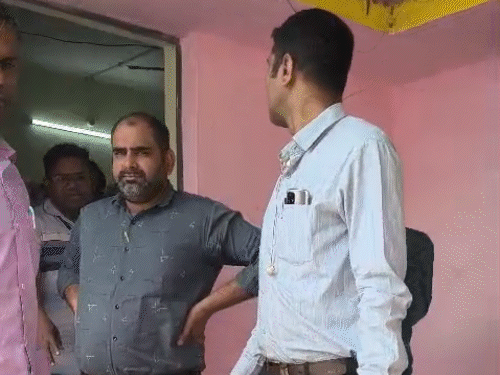 इस दौरान SDO गोपाल कृष्ण शर्मा ने ACB के अधिकारियों से आईडी दिखाने को कहा।