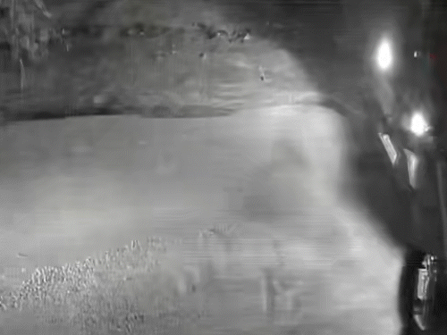 टोपी पहने और रूमाल से मुंह ढके आरोपी ने पिस्टल दिखाकर लोगों को दूर खदेड़ा।