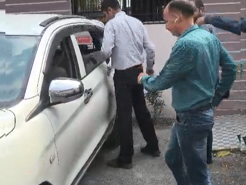 पूछताछ के लिए ACB के अधिकारी SDO को अपने साथ ले गए।