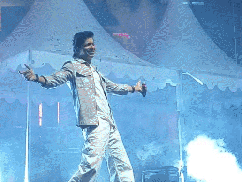 उन्होंने मैं हूं डॉन... गीत के साथ स्टेज पर जोरदार एंट्री ली।