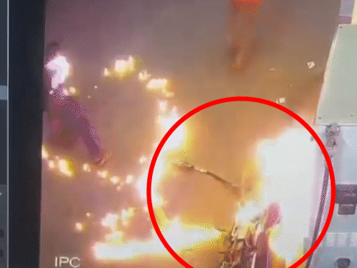 बाइक की टंकी और पेट्रोल पंप में आग लग गई। वहां मौजूद सभी जान बचाकर भागे।