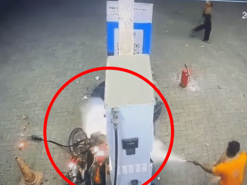 पंप में मौजूद फायर सेफ्टी किट से आग बुझाता हुआ पंपकर्मी।