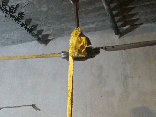 18 वर्षीय छात्रा रजनी सूर्यवंशी अपने कमरे में पंखे से लटकी मिली।