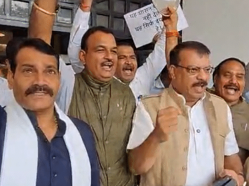 सदन की कार्यवाही शुरू होने से पहले विपक्ष ने थाली बजाकर प्रदर्शन किया।