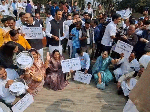 प्रदर्शन के दौरान कांग्रेस सदन के बाहर बैठ गए।