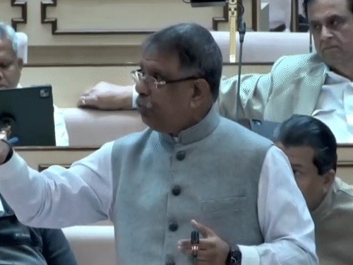 भरतपुर के बहनेरा में सीएचसी की बिल्डिंग का मुद्दा उठाने पर चिकित्सा एवं स्वास्थ्य मंत्री गजेंद्र सिंह खींवसर ने जवाब दिया।