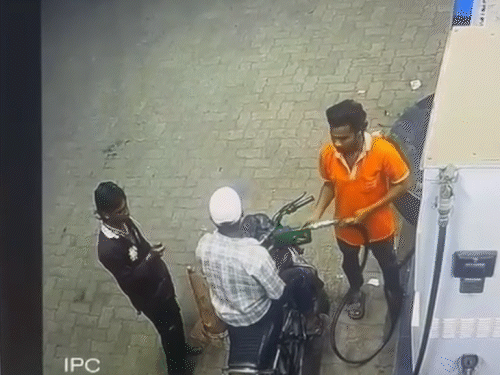 पेट्रोल भरते समय बदमाश ने नोजल में लगाई आग,VIDEO:  रायपुर में बाइक से पंप तक पहुंची लपटें, सिगरेट जलाने से रोकने पर भड़का – Chhattisgarh News