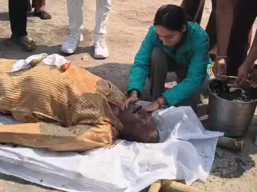 अंपायर का शव घाट पहुंचा तो छोटी बेटी ने अंतिम संस्कार की रस्में निभाई। वह बिलखती रही और पिता का चेहरा पोंछती रही।