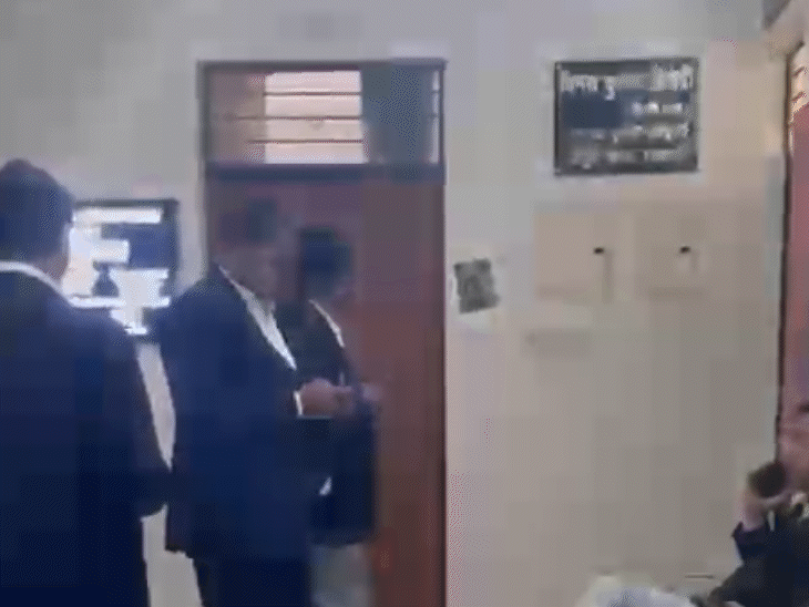 पीड़ित छात्रा ने सहायक पुलिस आयुक्त (एसीपी) से मिलकर आरोपी के खिलाफ सख्त कार्रवाई की मांग की है।