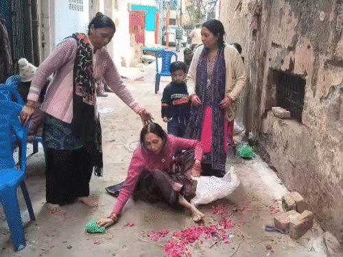 गुरुवार सुबह अंतिम दर्शन के बाद जब शव उठा तो पत्नी बिलख पड़ी। जिस जगह शव रखा था, वहां बार-बार हाथ फेरती रही।