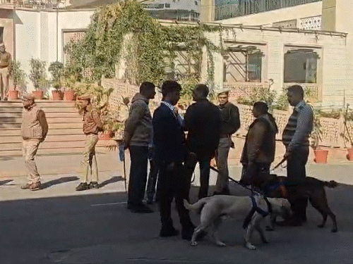 राजस्थान हाईकोर्ट में बम की धमकी मिलने से लगातार सुनवाई प्रभावित हो रही हैं।