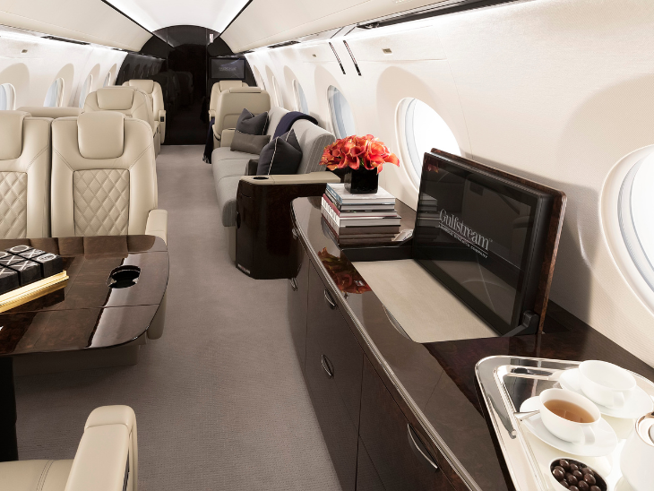 विमान में पर्सनल वर्कस्पेस, सैटेलाइट बेस्ड हाई-स्पीड इंटरनेट और बड़े स्क्रीन सिस्टम की सुविधा रहती है।