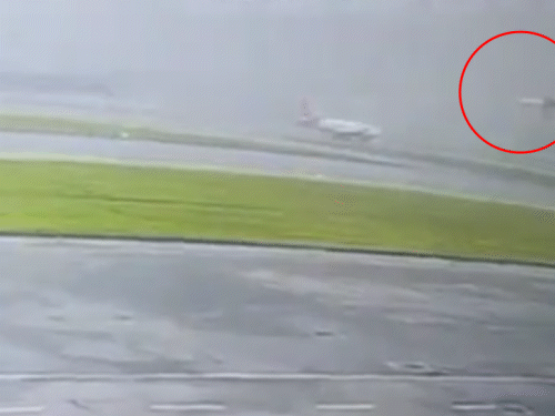 14 सितंबर, 2023 को मुंबई के छत्रपति शिवाजी महाराज इंटरनेशनल एयरपोर्ट पर विमान उतरते वक्त फिसला और उसमें आग लग गई।