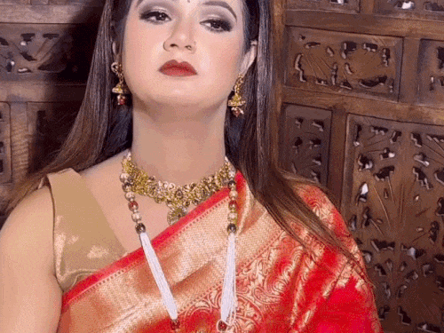 दिल्ली में वह 'मेकओवर नेहा' नाम से एक ब्यूटी पार्लर चलाती थी।