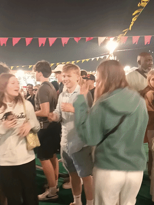 राजस्थानी ढोल-नगाड़ों की थाप गूंजी तो विदेशी पर्यटक खुद को रोक नहीं पाए