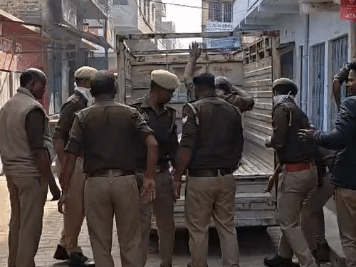 पुलिस ने दोनों शवों को पोस्टमॉर्टम के लिए भिजवाया।