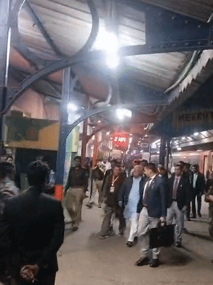 मोहन भागवत गुरुवार देर रात वंदे भारत ट्रेन से मेरठ पहुंचे।