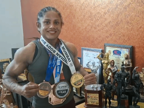 जीते हुए मेडलों के साथ खड़ीं प्रतिभा।