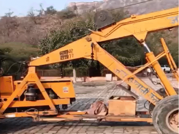 हरी-भरी अरावली की पहाड़ियों के बीच शांत जल में आमेर महल का प्रतिबिंब और उस पर तैरती नावें पर्यटकों को किसी चित्रकार के कैनवास जैसी अनुभूति देंगी।